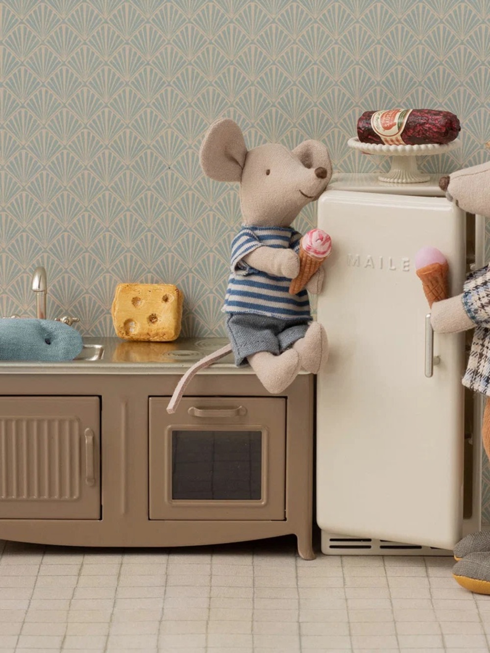 Maileg Cream Mouse size Refrigerator - Picture 4 of 4